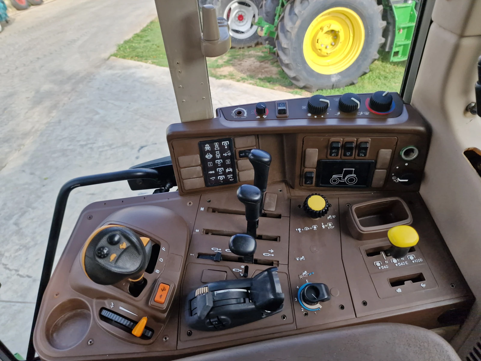 Трактор John Deere 6220 - изображение 7