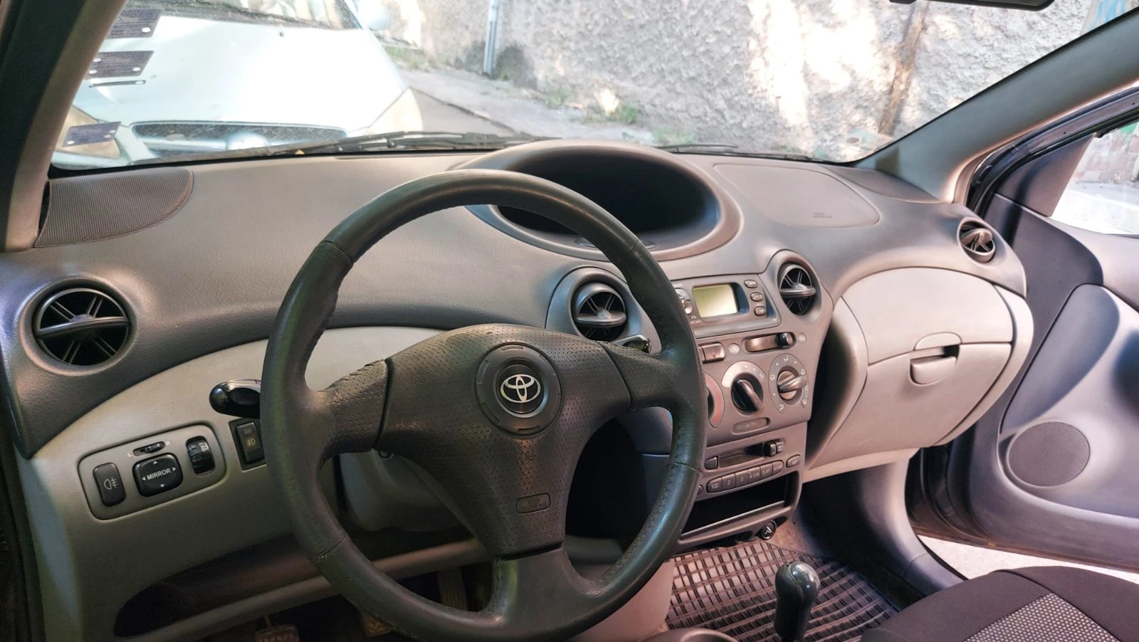 Toyota Yaris 1.3 - изображение 4