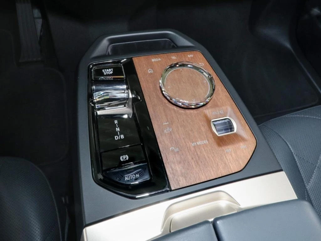 BMW iX xDRIVE-50/523HP/MSPORT/SKYLO/360/VACCUM/LASER/281z, снимка 14 - Автомобили и джипове - 54120228