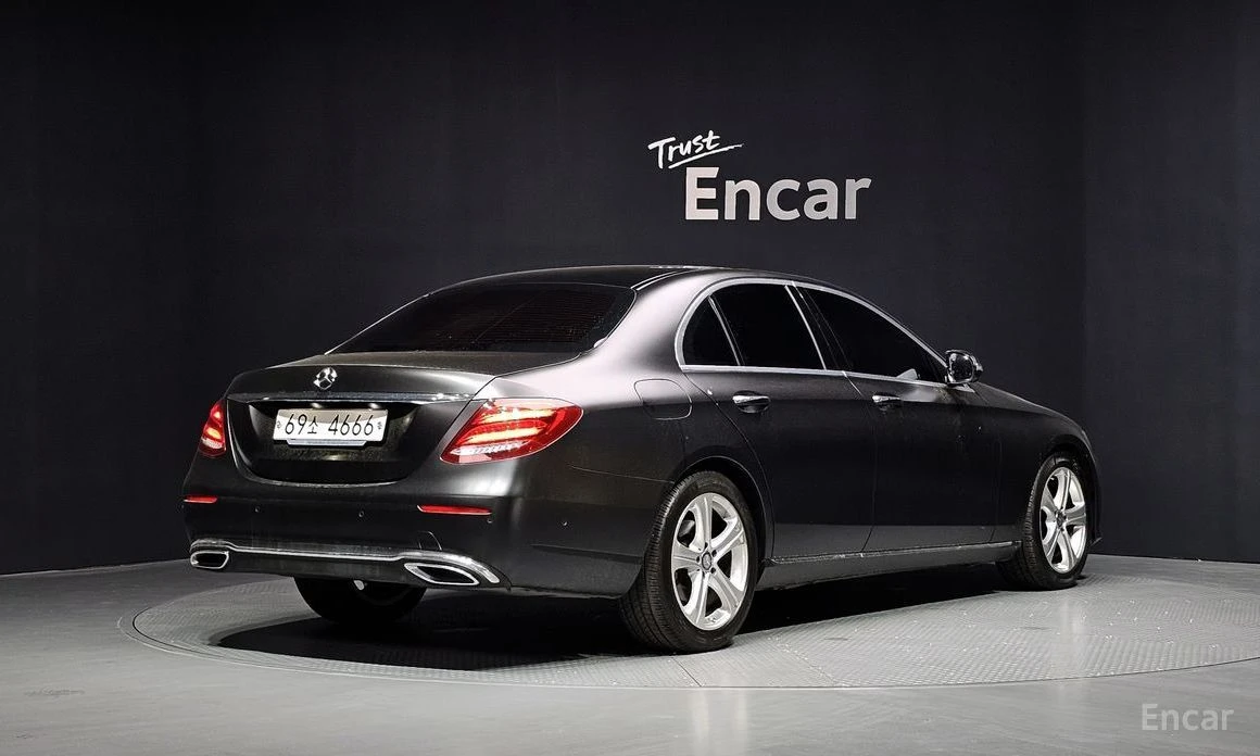 Mercedes-Benz E 220, снимка 2 - Автомобили и джипове - 54780126