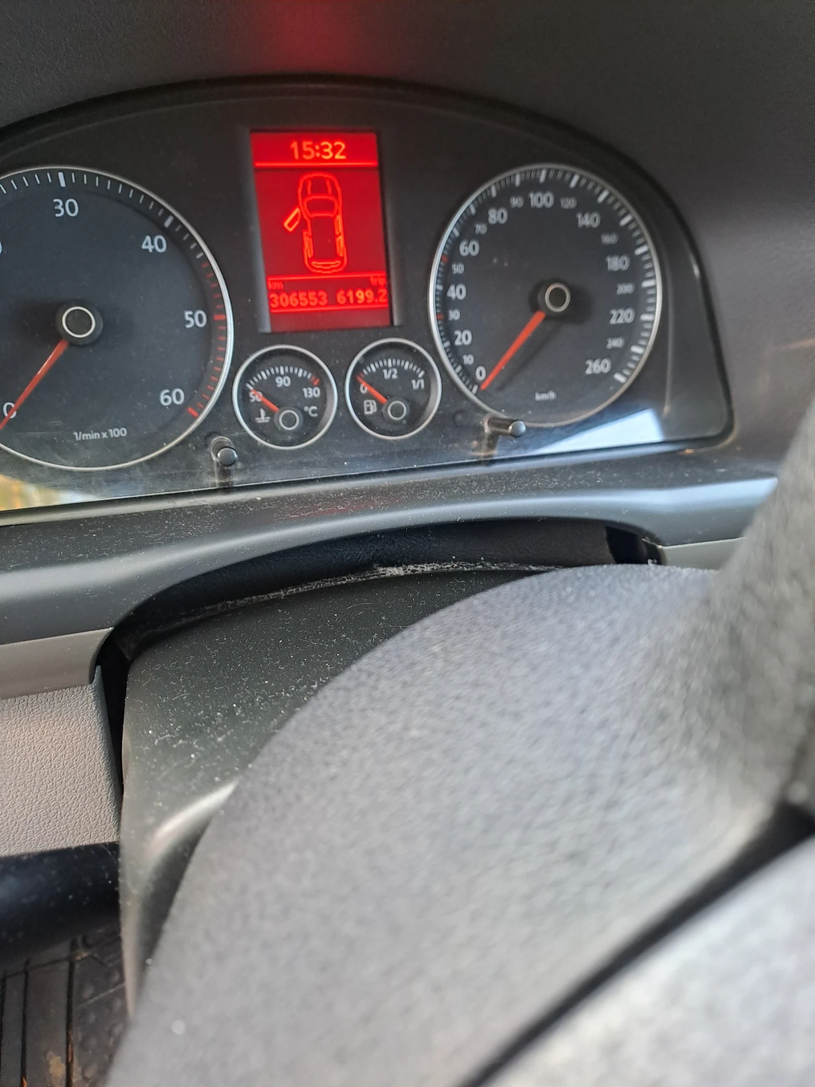 VW Touran, снимка 10 - Автомобили и джипове - 56747422
