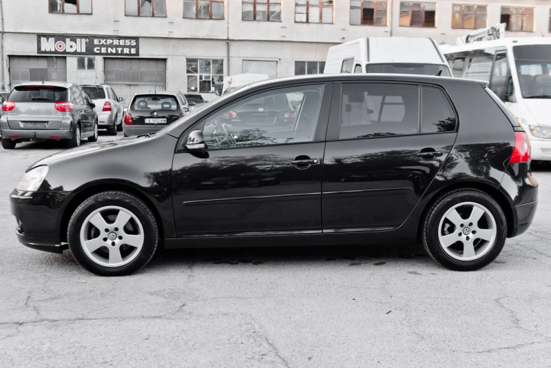 VW Golf 2.0TDI - NAVI - ОБСЛУЖЕН - РЕГИСТРИРАН, снимка 4 - Автомобили и джипове - 52162022