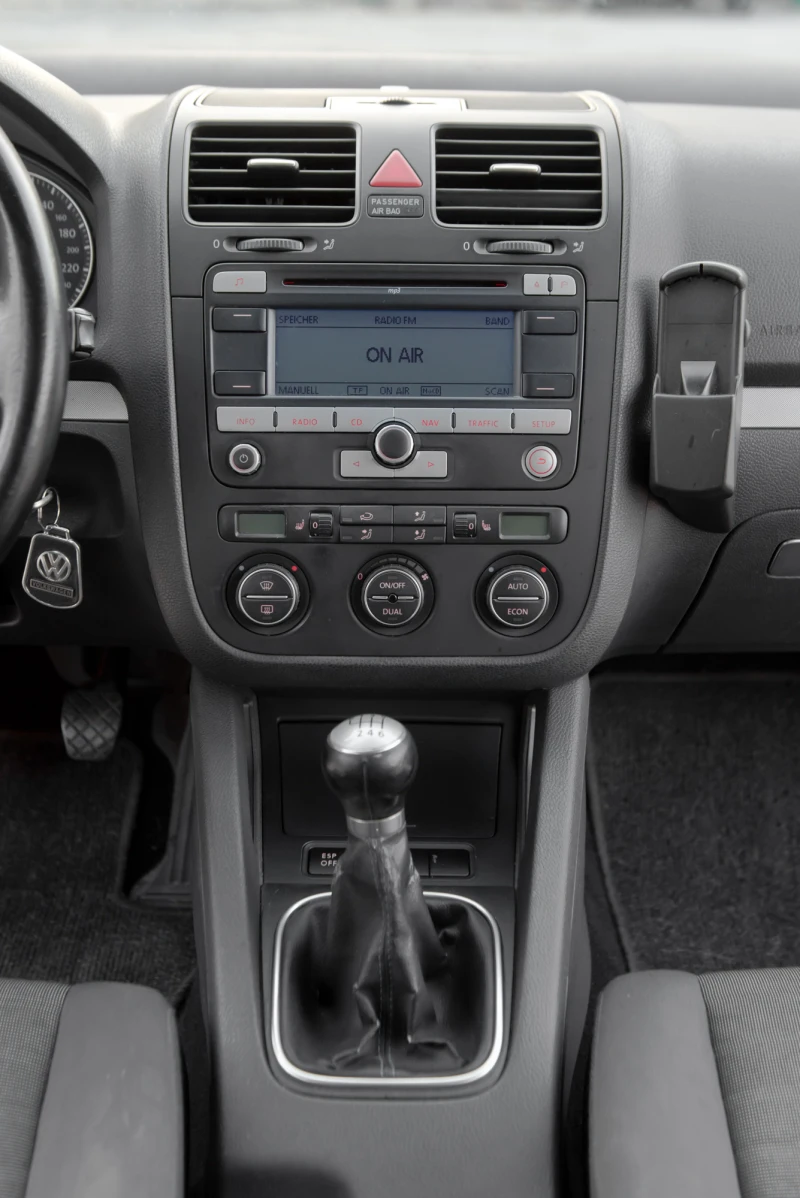 VW Golf 2.0TDI - NAVI - ОБСЛУЖЕН - РЕГИСТРИРАН, снимка 16 - Автомобили и джипове - 52162022