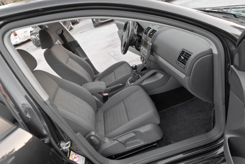 VW Golf 2.0TDI - NAVI - ОБСЛУЖЕН - РЕГИСТРИРАН, снимка 9 - Автомобили и джипове - 52162022