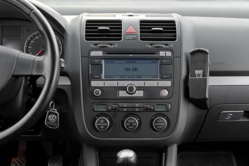 VW Golf 2.0TDI - NAVI - ОБСЛУЖЕН - РЕГИСТРИРАН, снимка 15 - Автомобили и джипове - 52162022