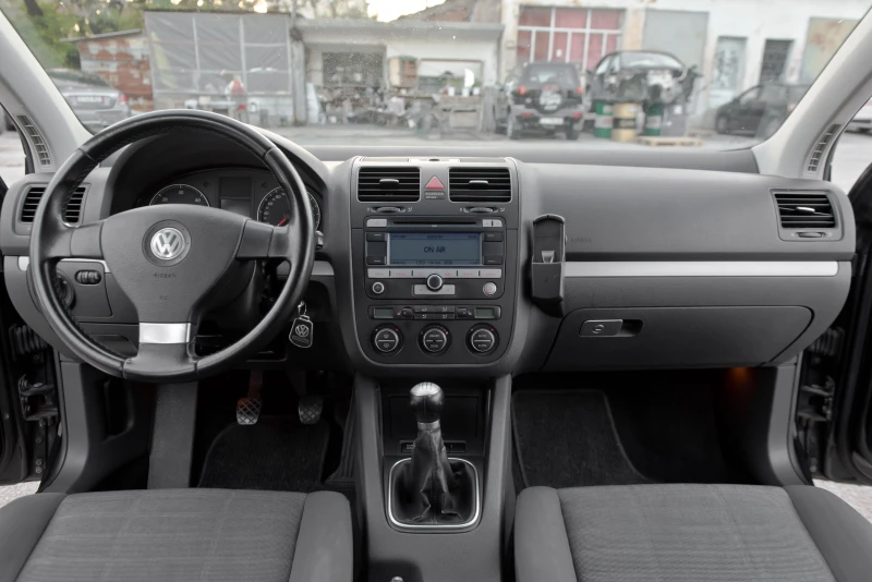 VW Golf 2.0TDI - NAVI - ОБСЛУЖЕН - РЕГИСТРИРАН, снимка 13 - Автомобили и джипове - 52162022