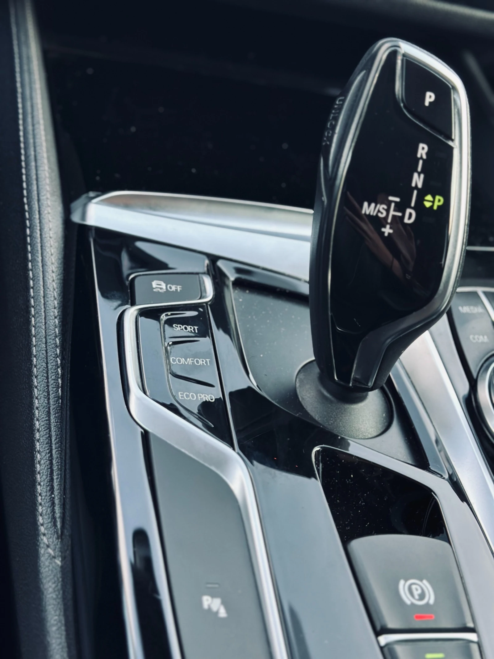 BMW 530 D Xdrive Luxury Line - първи собственик в България, снимка 15 - Автомобили и джипове - 54218308