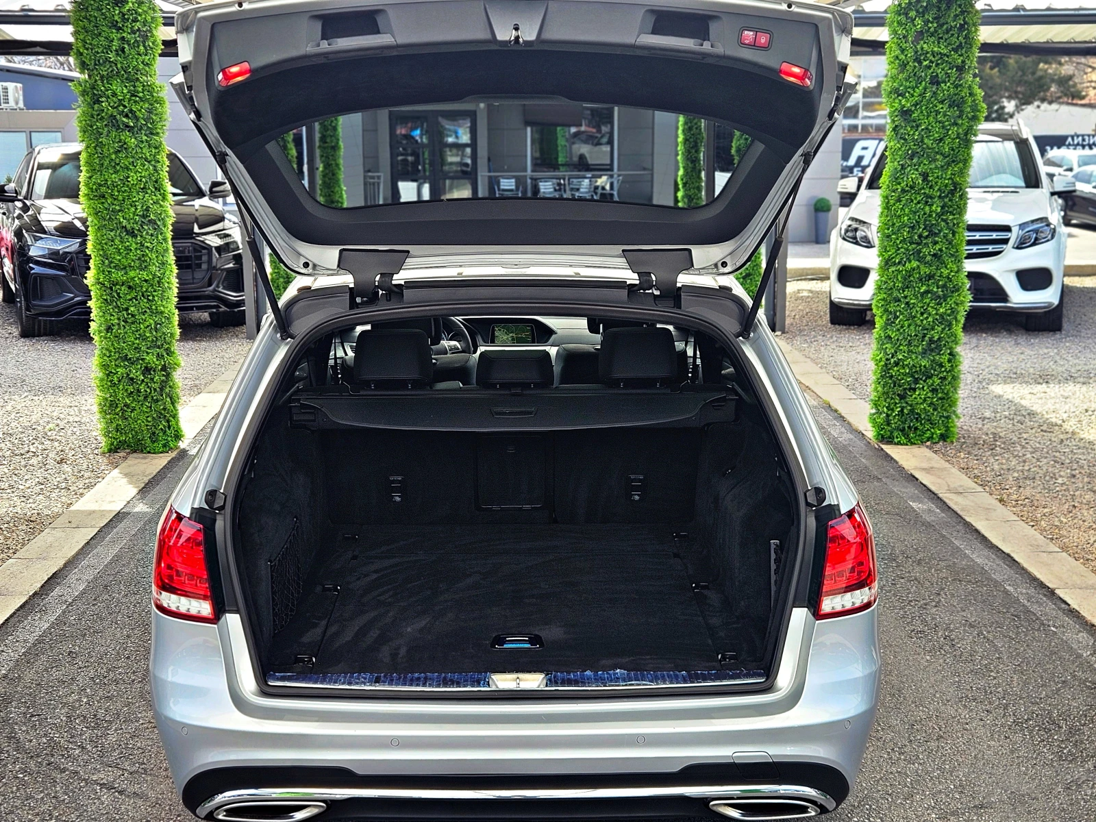 Mercedes-Benz E 350 AMG/4MAT/DISTR/PANO/HARMAN/CAMERA/ПОДГРЕВ/ОБДУХ/LI, снимка 8 - Автомобили и джипове - 53985360