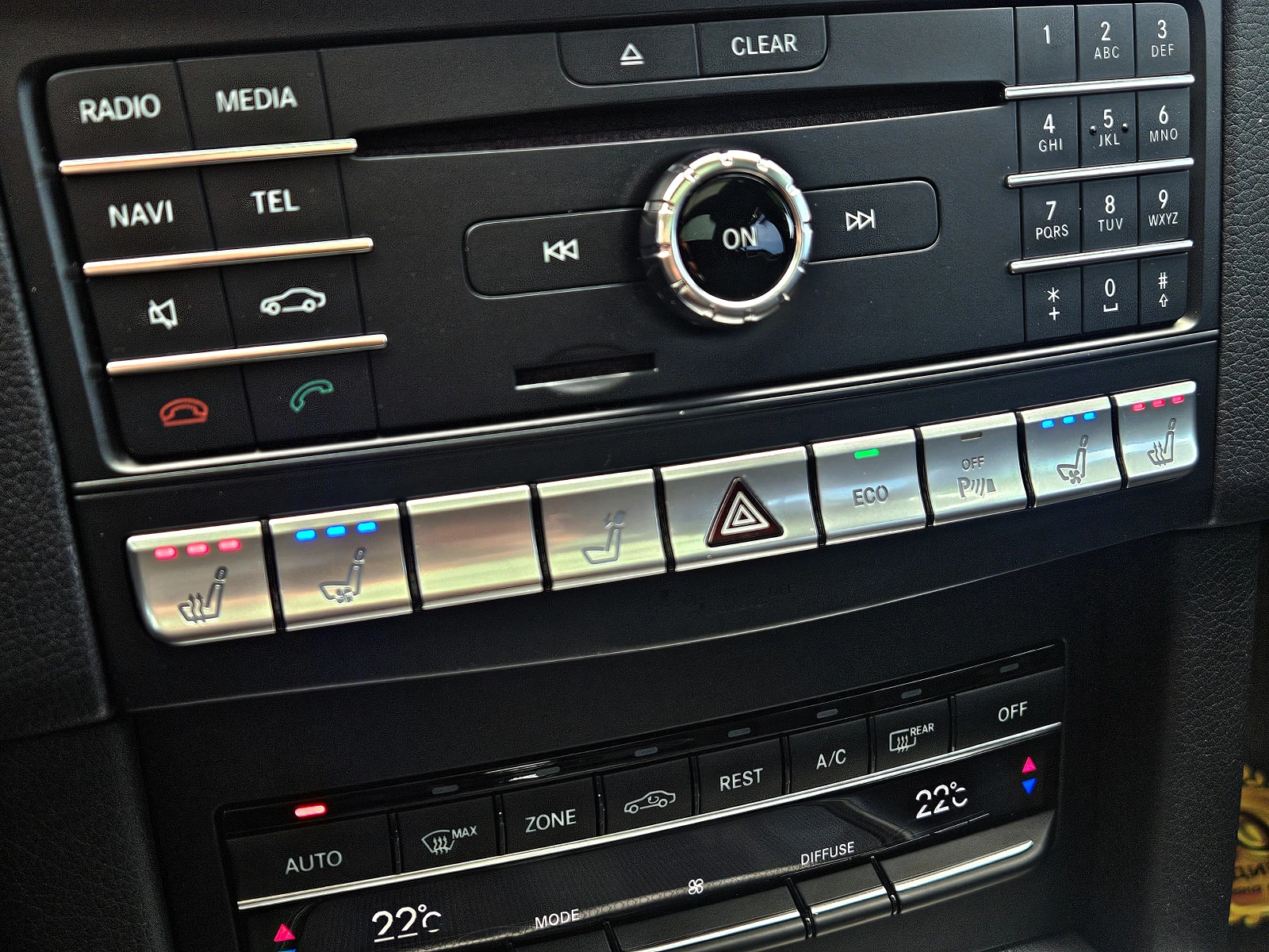 Mercedes-Benz E 350 AMG/4MAT/DISTR/PANO/HARMAN/CAMERA/ПОДГРЕВ/ОБДУХ/LI, снимка 11 - Автомобили и джипове - 53985360