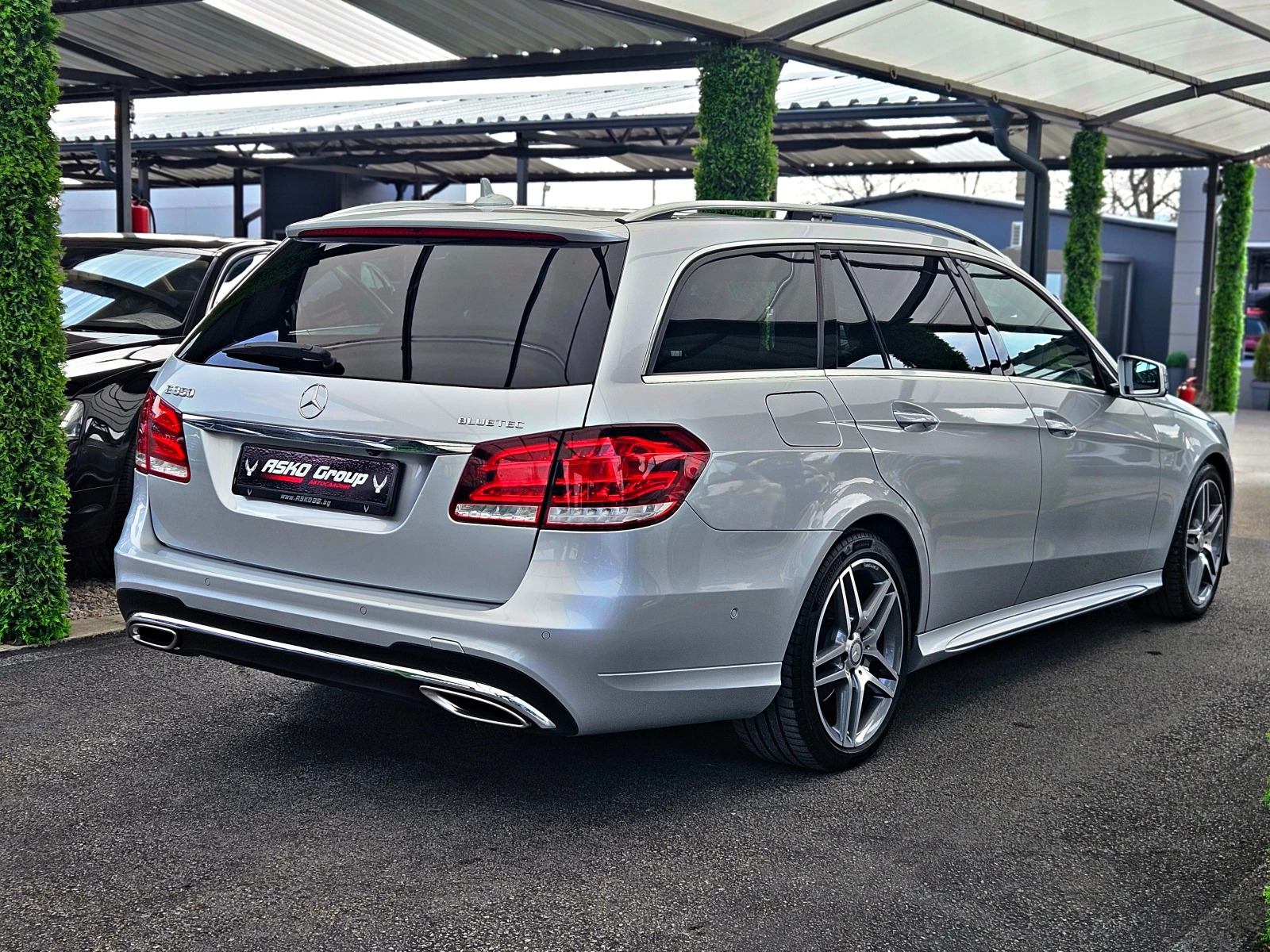 Mercedes-Benz E 350 AMG/4MAT/DISTR/PANO/HARMAN/CAMERA/ПОДГРЕВ/ОБДУХ/LI, снимка 5 - Автомобили и джипове - 53985360