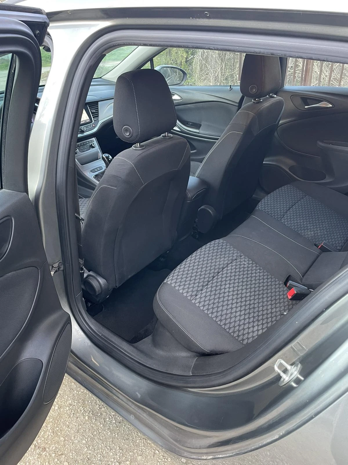 Opel Astra 1.6 CDTi, снимка 9 - Автомобили и джипове - 54123259