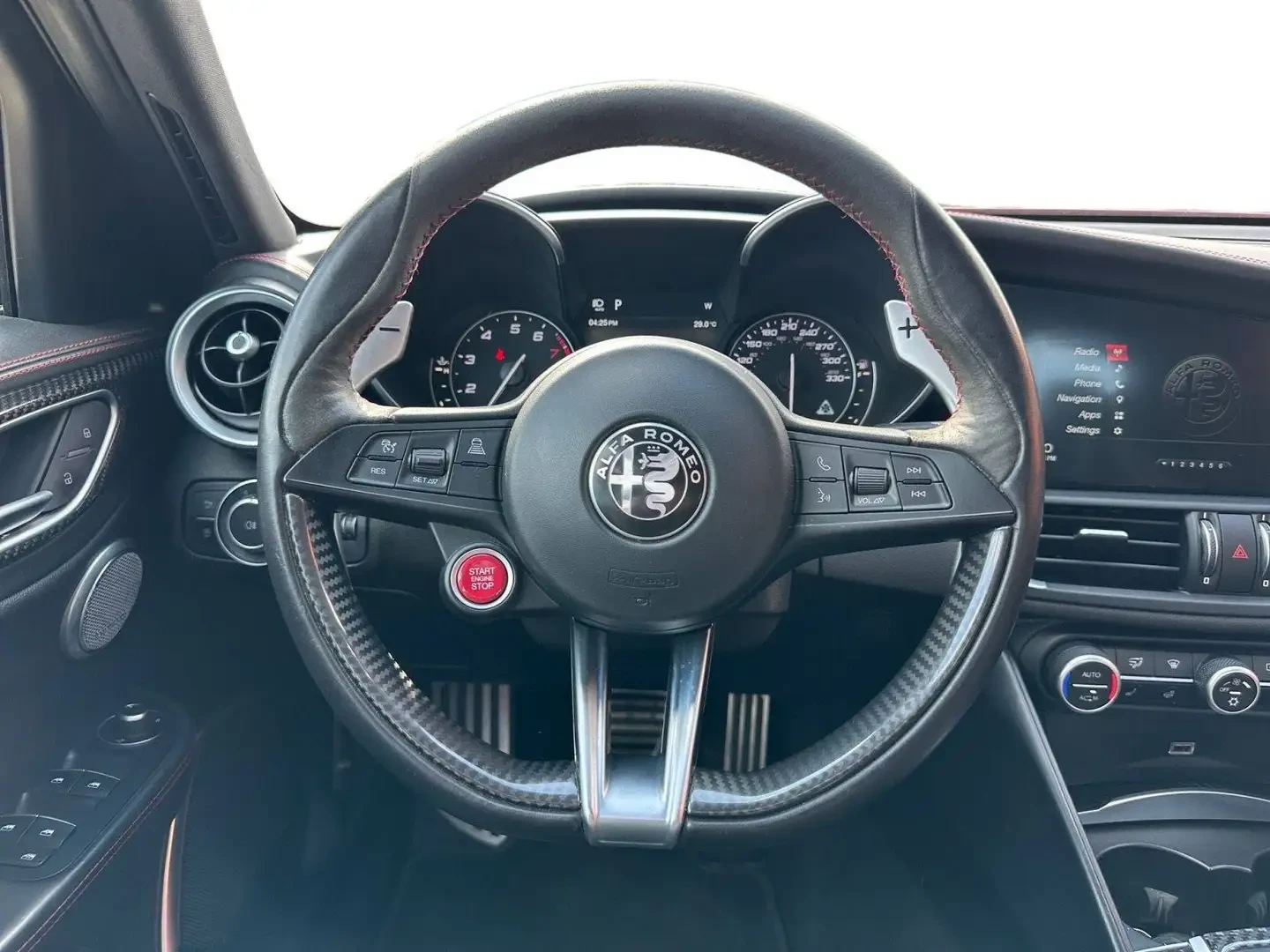 Alfa Romeo Giulia QUADROFOGLIO* FULL* КРАЙНА ЦЕНА ДО БЪЛГАРИЯ* , снимка 10 - Автомобили и джипове - 54959510