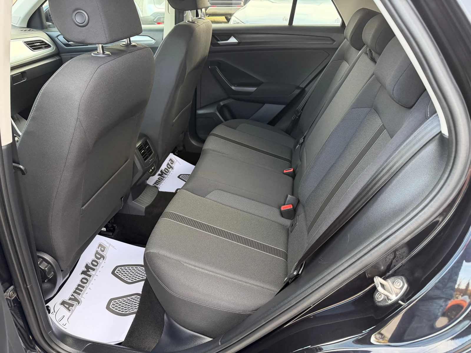 VW T-Roc 2.0 TDI AVT KAMERA LED, снимка 11 - Автомобили и джипове - 53915171