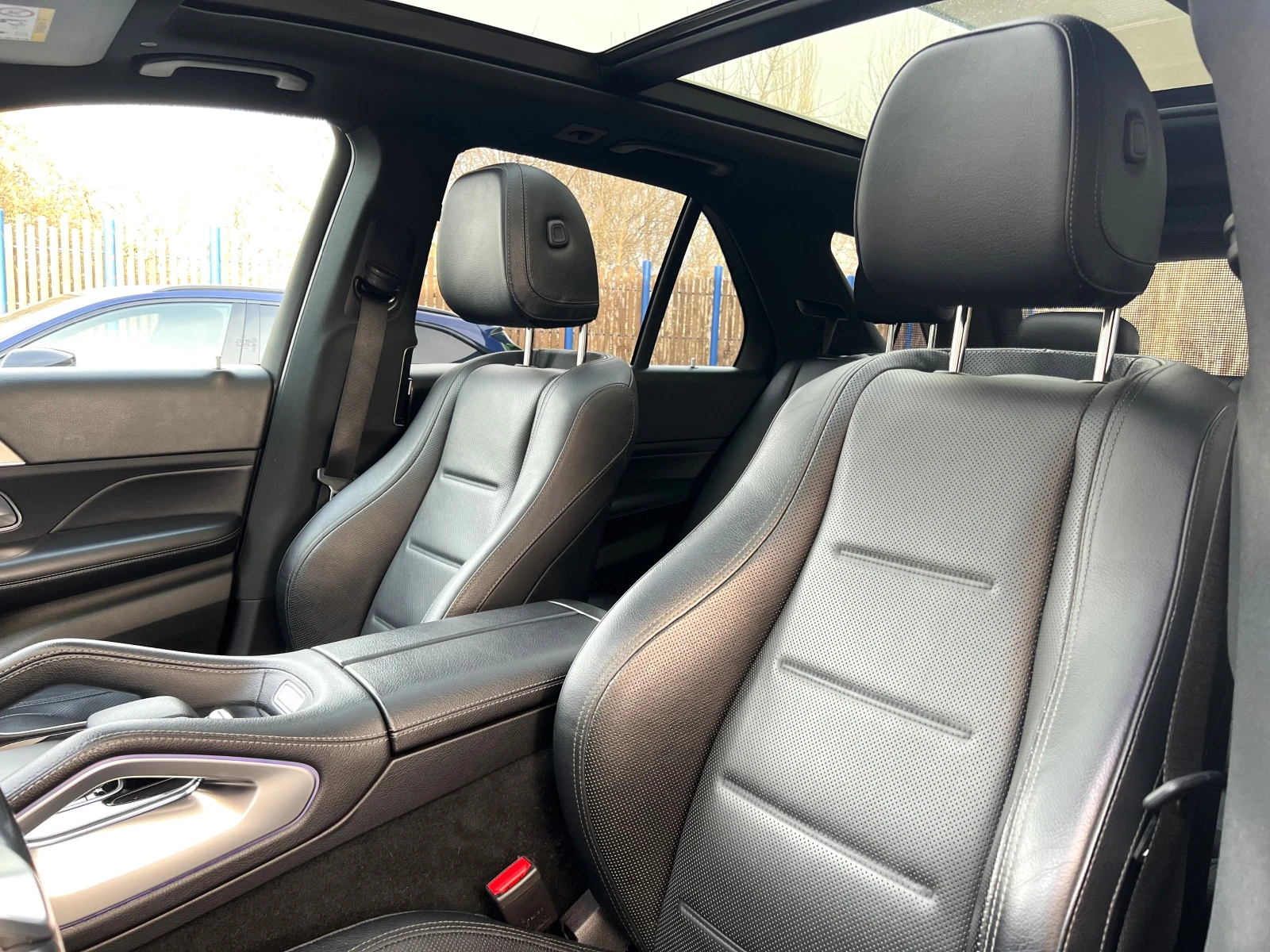 Mercedes-Benz GLE 400 d / 4-MATIC / AMG / AIRMATIC / PANO / 360 / BURM /, снимка 9 - Автомобили и джипове - 54503454