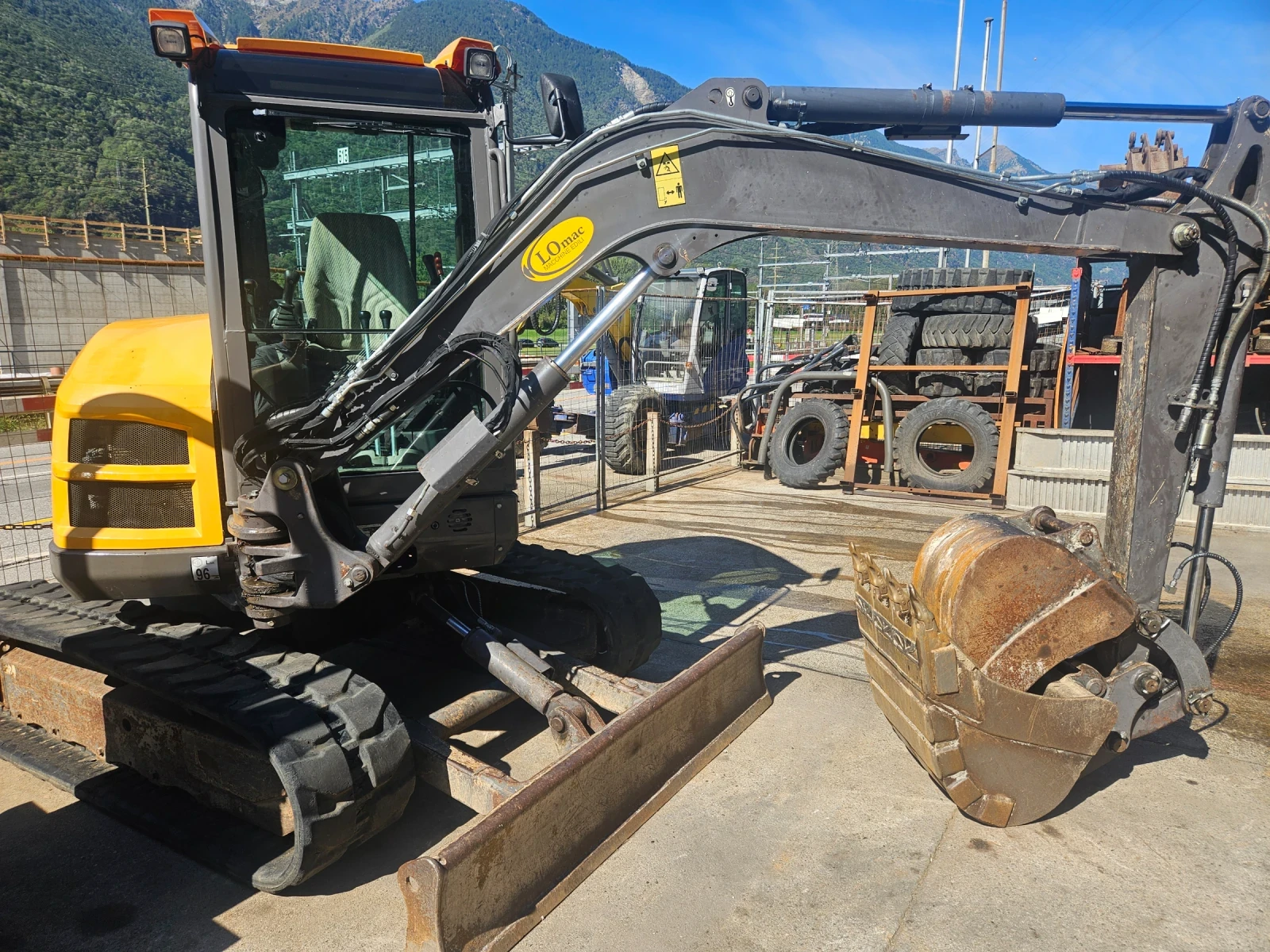 Багер Volvo ECR50D