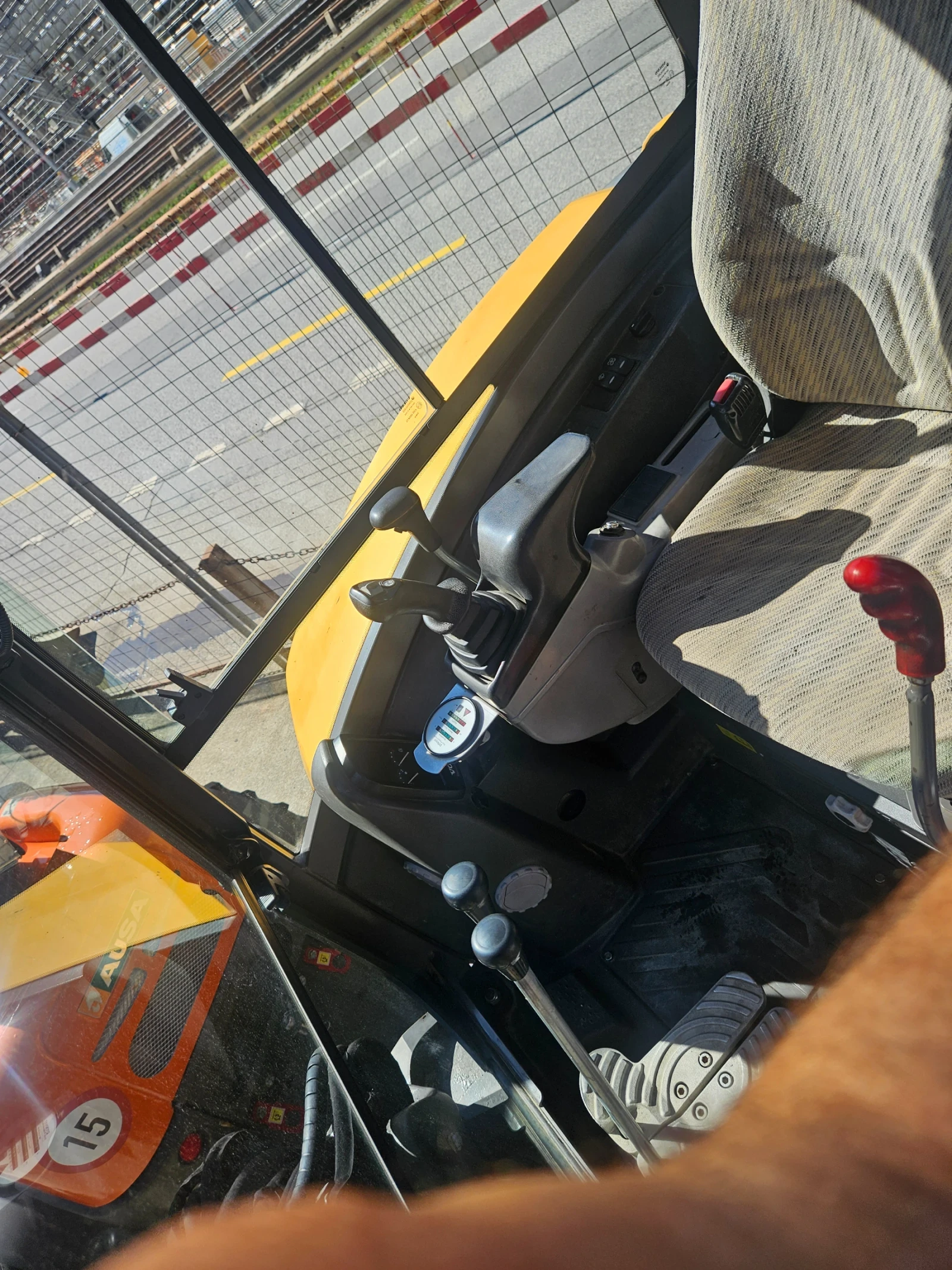 Багер Volvo ECR50D, снимка 9 - Индустриална техника - 56115441