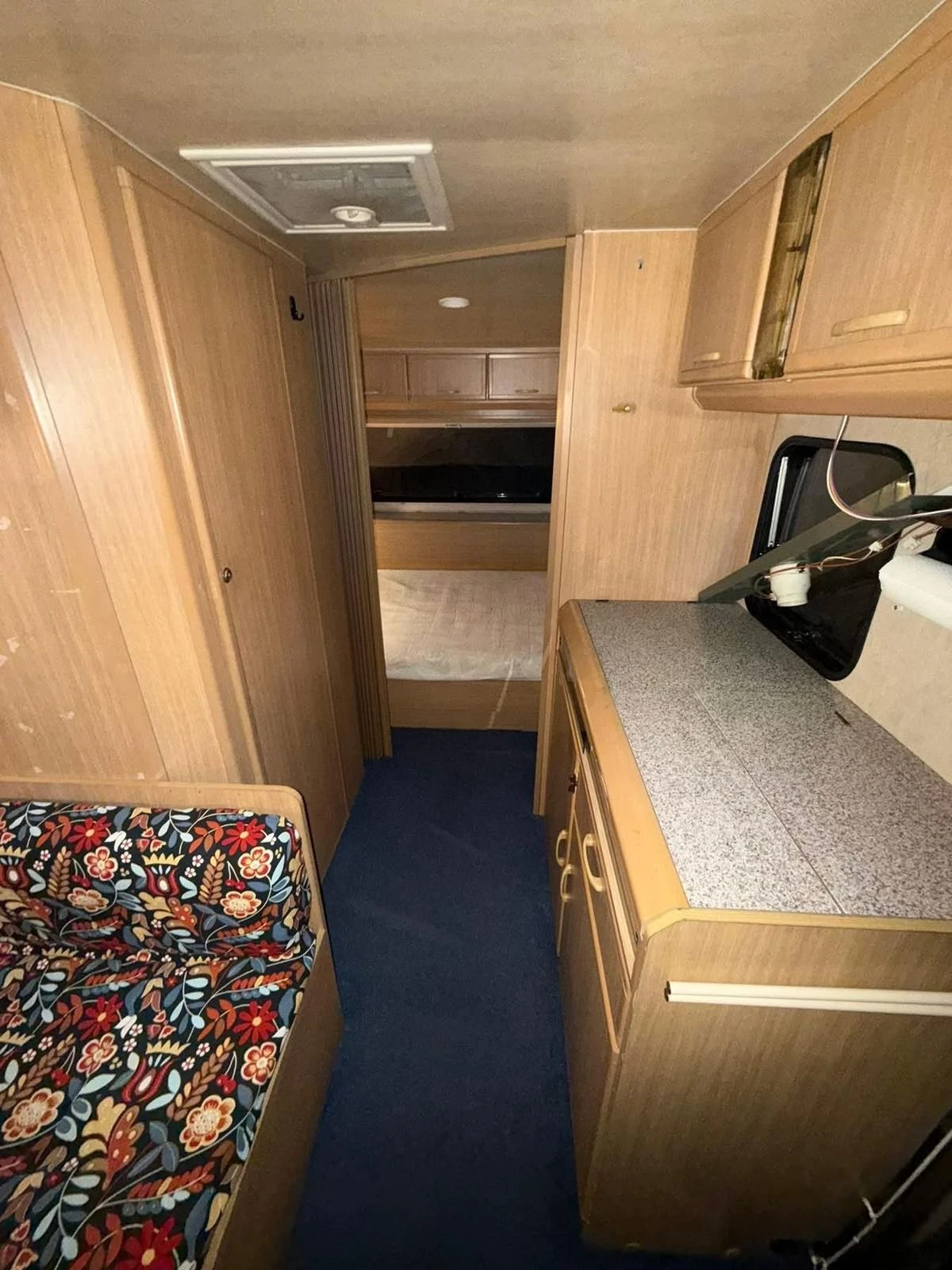 Каравана Adria Forma 460 TS, снимка 9 - Каравани и кемпери - 53997839