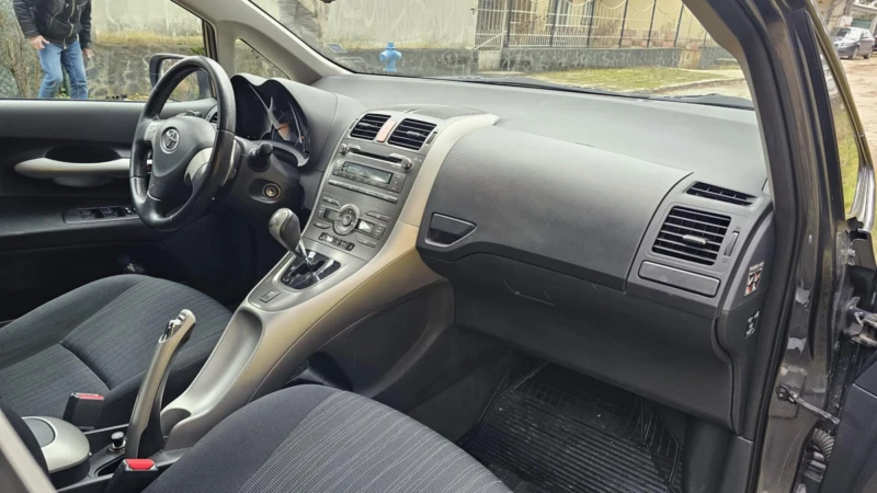 Toyota Auris 1.6, снимка 10 - Автомобили и джипове - 48403485