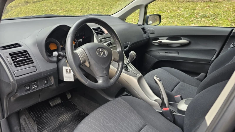 Toyota Auris 1.6, снимка 13 - Автомобили и джипове - 48403485