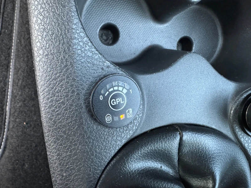 Dacia Logan 1.2i LPG , снимка 13 - Автомобили и джипове - 50619103