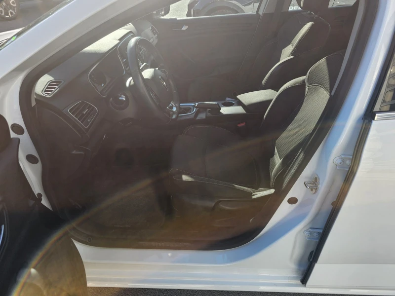 Renault Megane 1.3 TCe 140 EDC, снимка 13 - Автомобили и джипове - 51750129