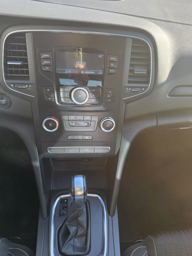 Renault Megane 1.3 TCe 140 EDC, снимка 10 - Автомобили и джипове - 51750129
