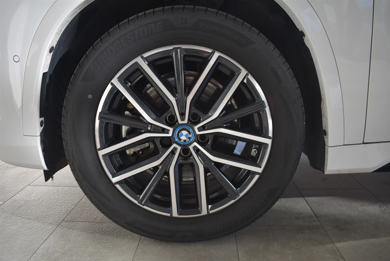 BMW iX1 xDrive30 - изображение 5