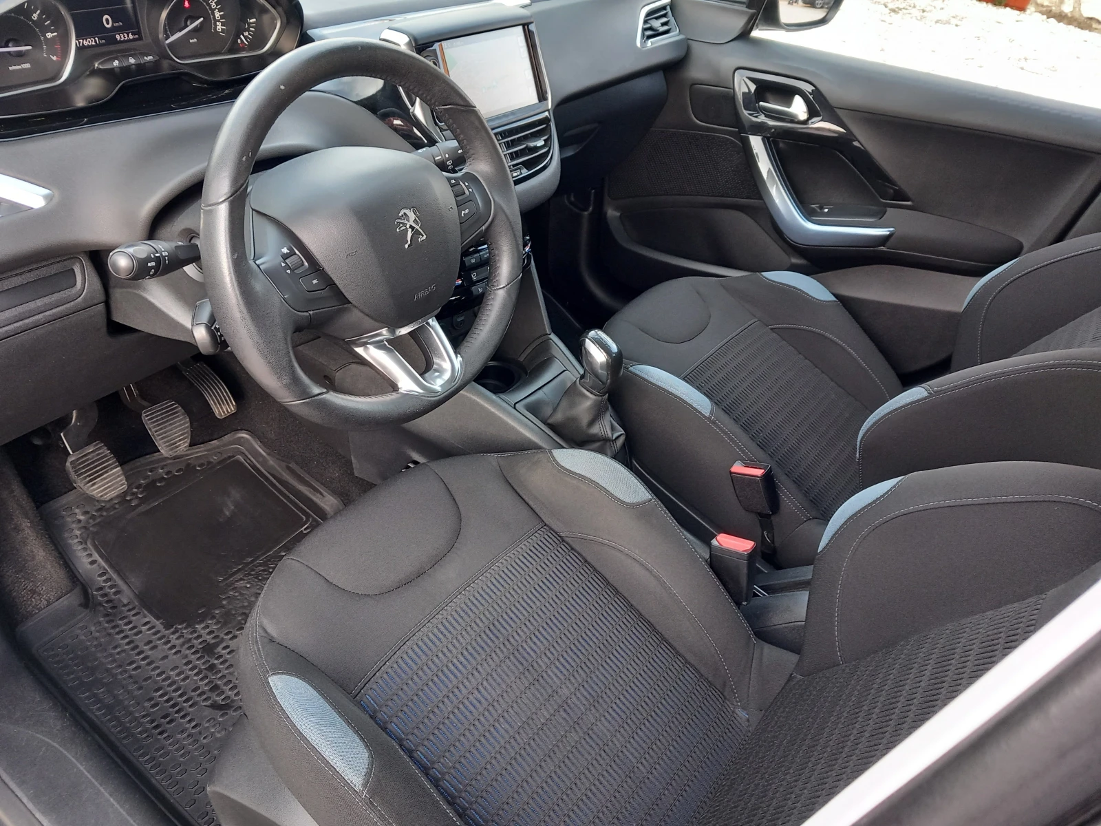 Peugeot 208 1.4i NAVI 95кс, снимка 10 - Автомобили и джипове - 53840410
