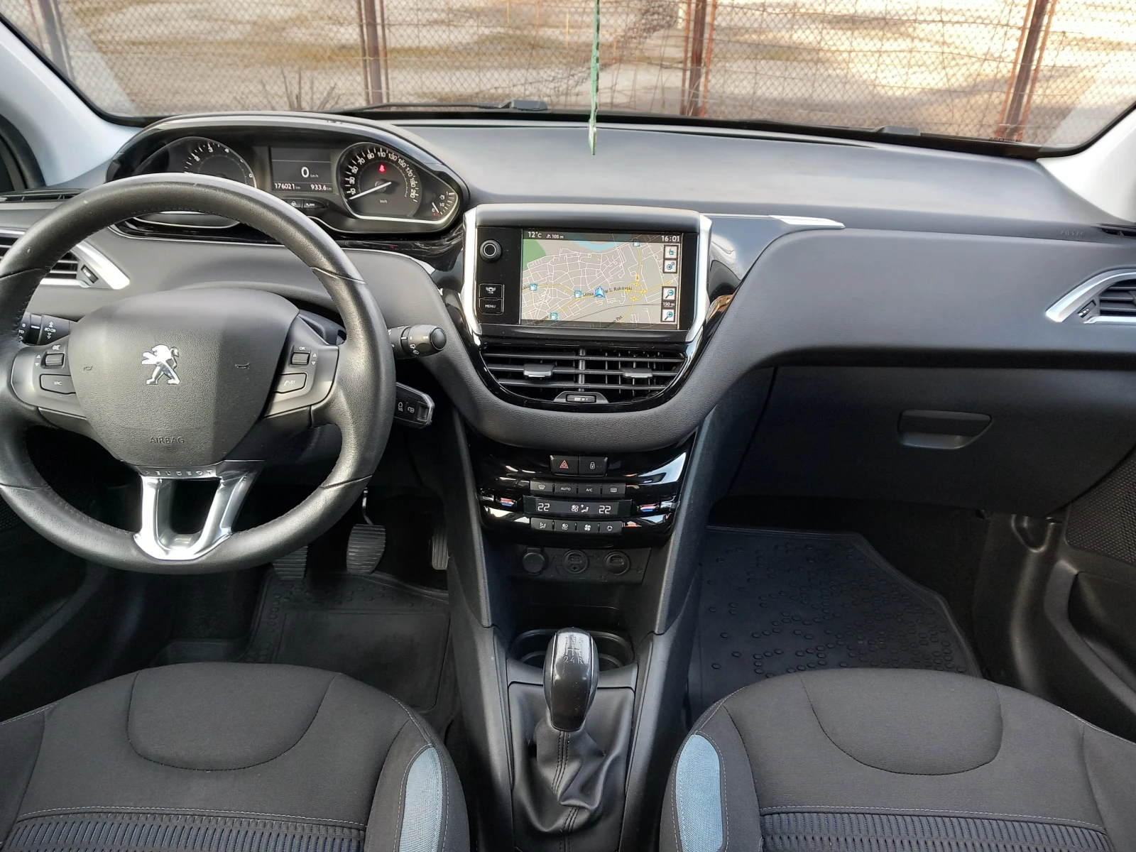 Peugeot 208 1.4i NAVI 95кс, снимка 9 - Автомобили и джипове - 53840410