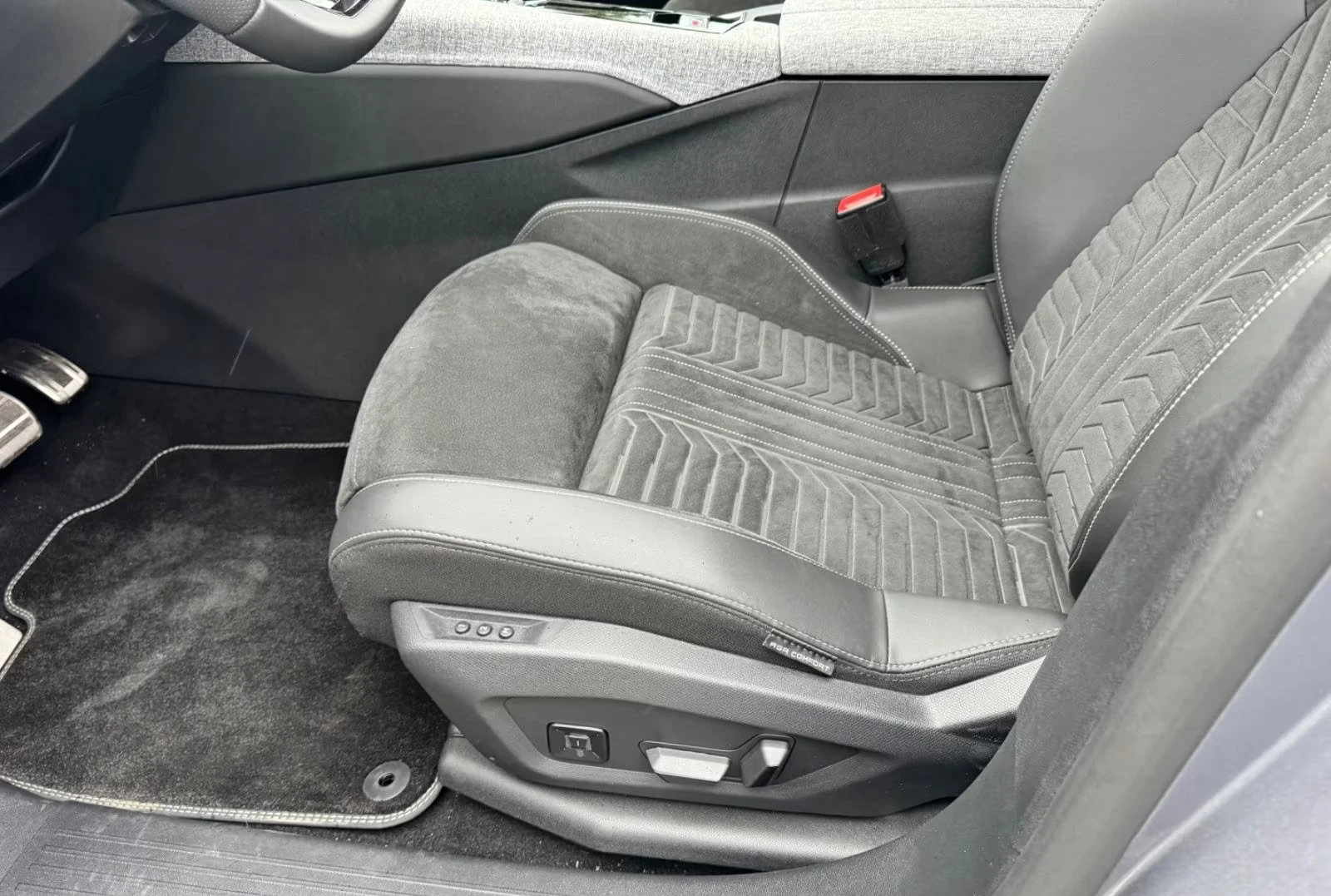 Peugeot 5008 1.2MHEV/145HP/GT-LINE/7S/AHK/360/MEMO/CPLAY/225q, снимка 9 - Автомобили и джипове - 54341413