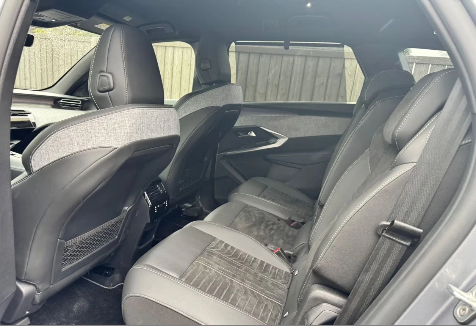 Peugeot 5008 1.2MHEV/145HP/GT-LINE/7S/AHK/360/MEMO/CPLAY/225q, снимка 14 - Автомобили и джипове - 54341413