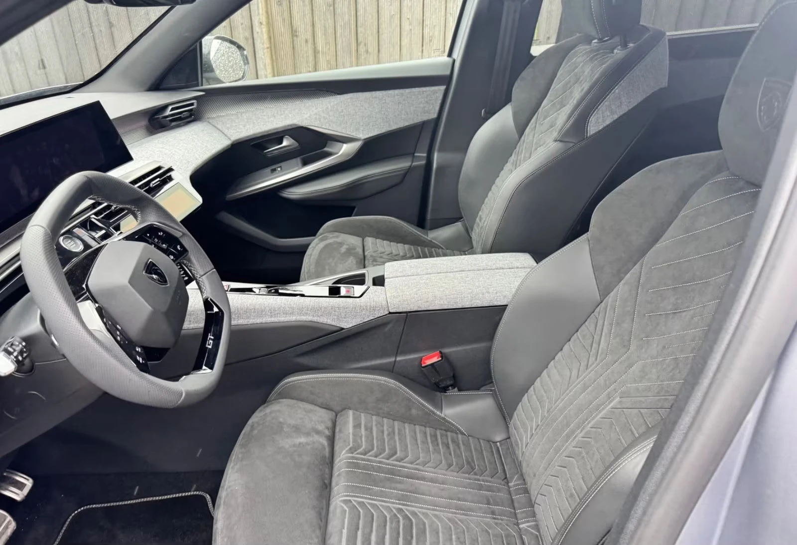 Peugeot 5008 1.2MHEV/145HP/GT-LINE/7S/AHK/360/MEMO/CPLAY/225q, снимка 8 - Автомобили и джипове - 54341413