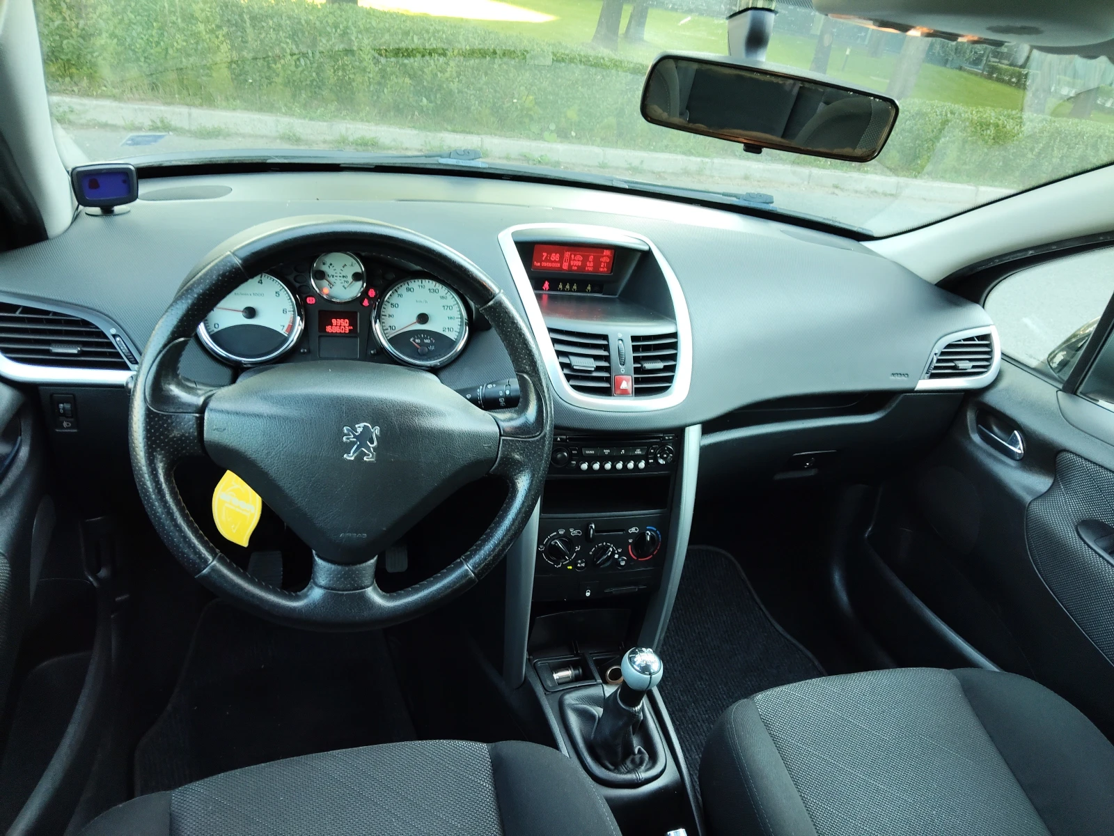 Peugeot 207 1, 4i РЕГИСТРИРАНА, снимка 5 - Автомобили и джипове - 54862902