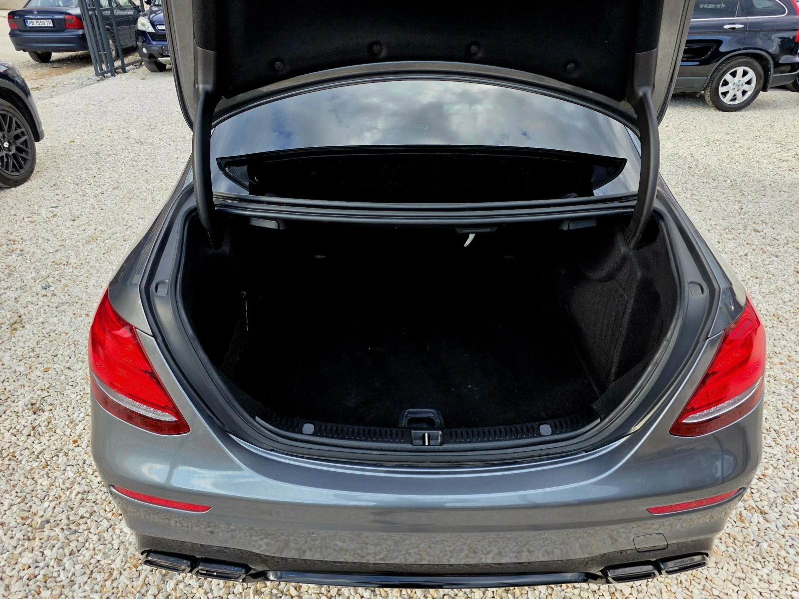 Mercedes-Benz E 220 Burmester Heda Up Distribution Keyless Go 360 AMG, снимка 15 - Автомобили и джипове - 55268261