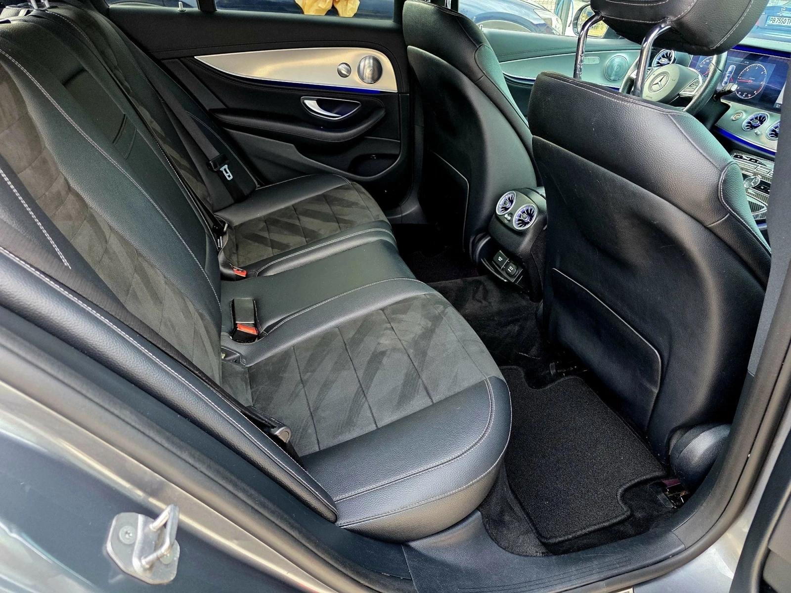 Mercedes-Benz E 220 Burmester Heda Up Distribution Keyless Go 360 AMG, снимка 8 - Автомобили и джипове - 55268261
