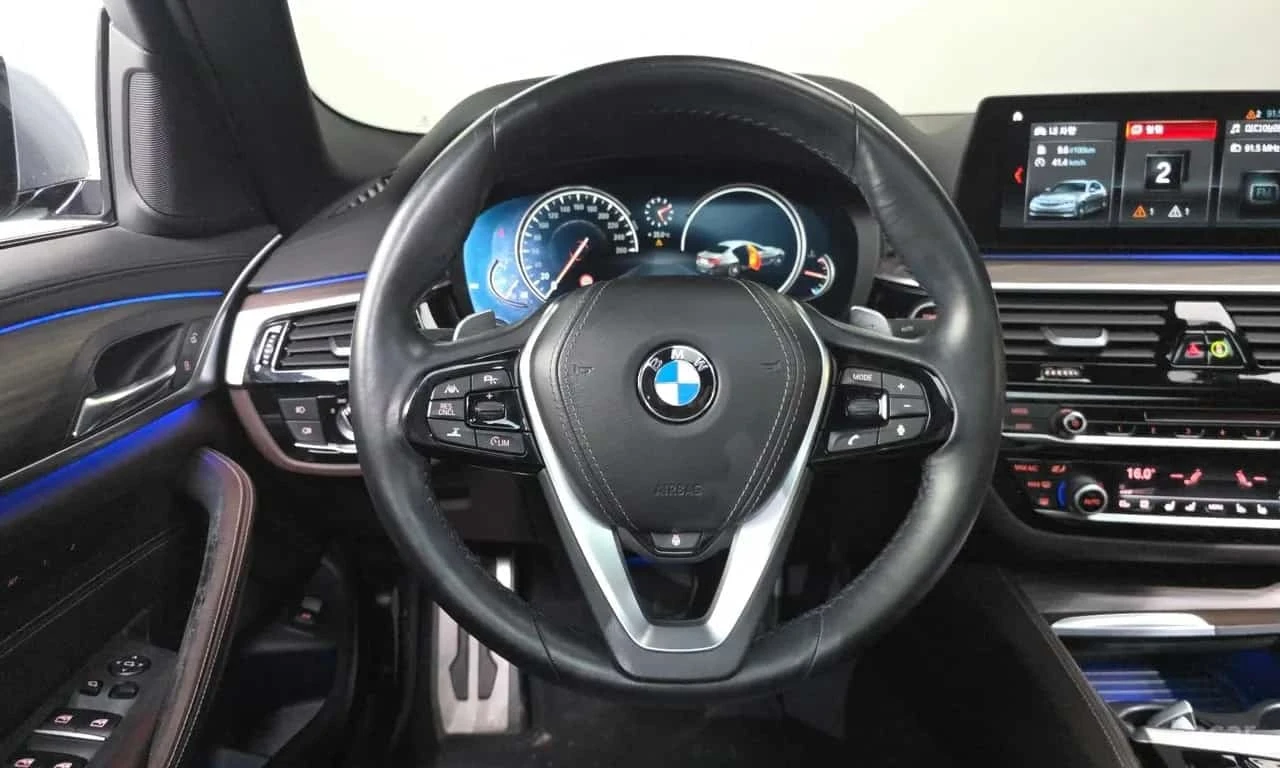 BMW 530 * 530i M Sport Package Plus * ЦЕНА ДО БГ, снимка 8 - Автомобили и джипове - 56313445