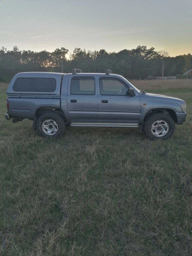 Toyota Hilux 2.4 TD , снимка 6 - Автомобили и джипове - 47694016