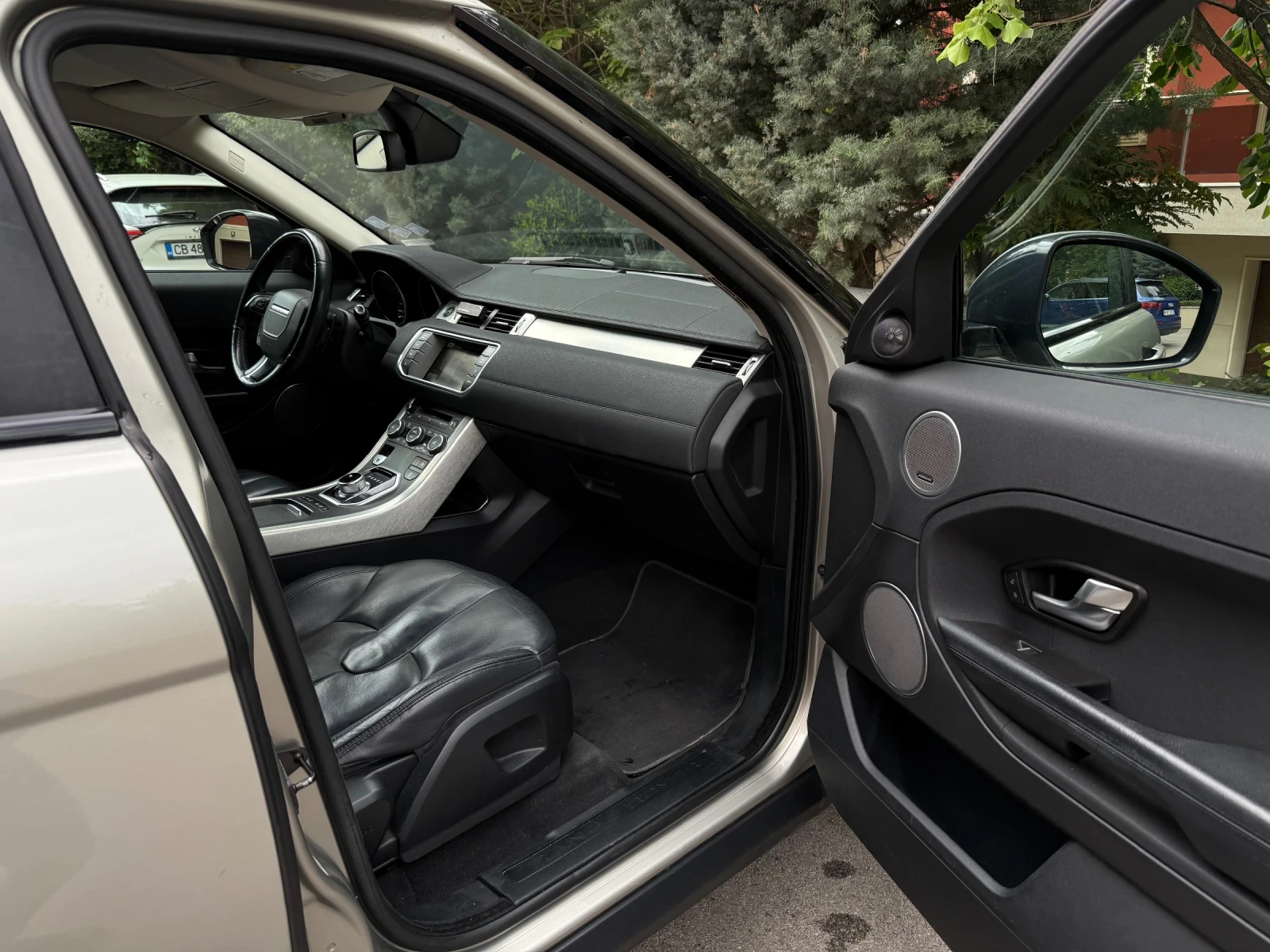 Land Rover Range Rover Evoque 2.2, АВТОМАТИК + пълна сервизна история - изображение 8