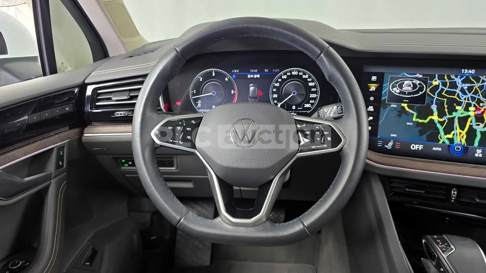 VW Touareg 3.0 TDI 4X4 | DIGITAL| PANO| DIST| CAM | ТЕХНОТЕСТ, снимка 5 - Автомобили и джипове - 54518199