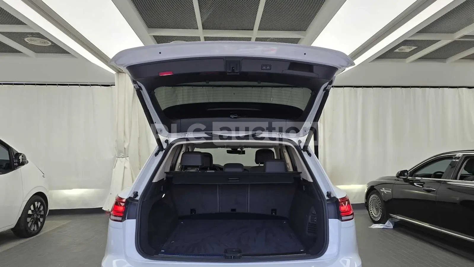 VW Touareg 3.0 TDI 4X4 | DIGITAL| PANO| DIST| CAM | ТЕХНОТЕСТ, снимка 15 - Автомобили и джипове - 54518199