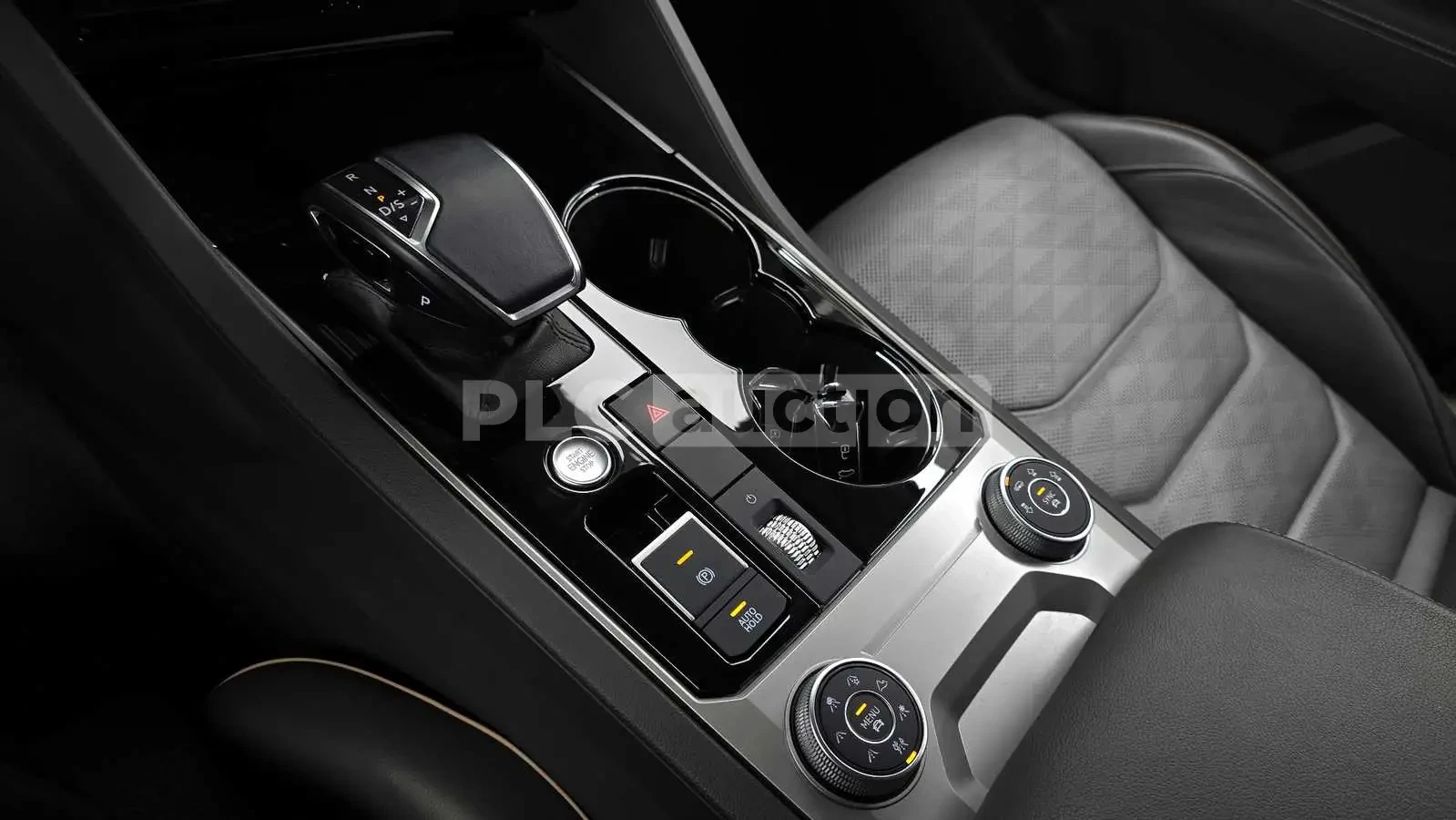 VW Touareg 3.0 TDI 4X4 | DIGITAL| PANO| DIST| CAM | ТЕХНОТЕСТ, снимка 7 - Автомобили и джипове - 54518199