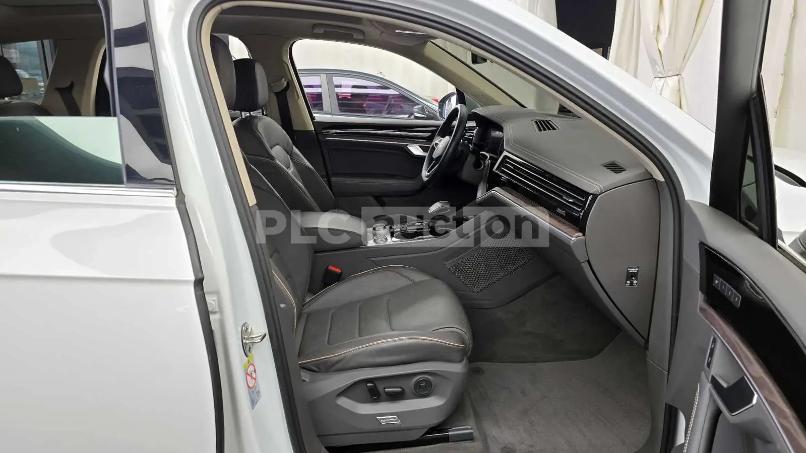 VW Touareg 3.0 TDI 4X4 | DIGITAL| PANO| DIST| CAM | ТЕХНОТЕСТ, снимка 9 - Автомобили и джипове - 54518199