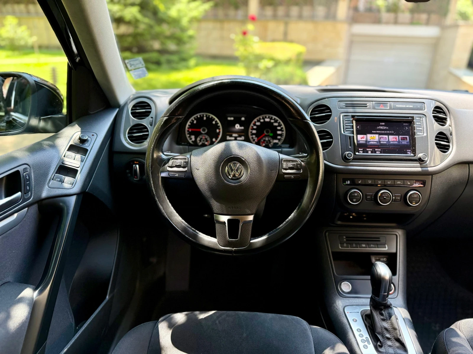 VW Tiguan 2.0TDI-4Motion / СЕРВИЗНА ИСТОРИЯ / 2Х Гуми , снимка 8 - Автомобили и джипове - 54835311