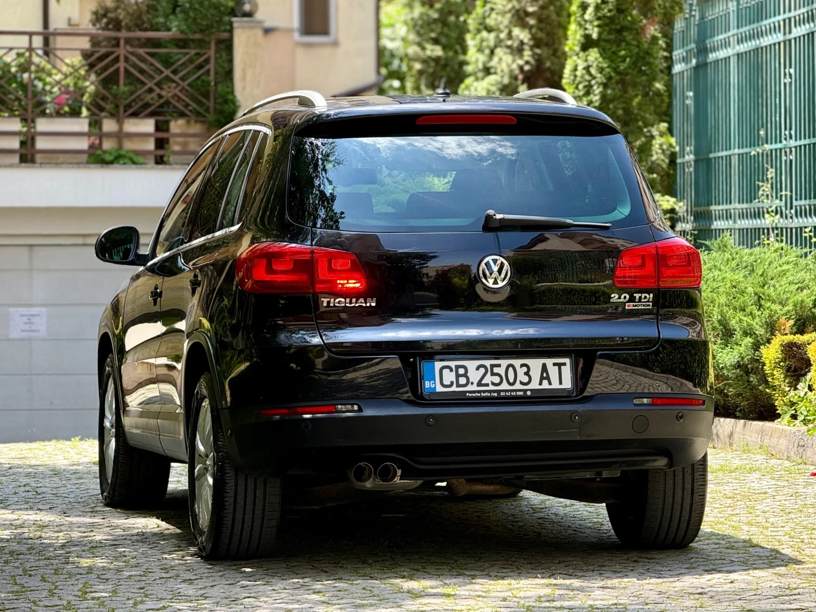 VW Tiguan 2.0TDI-4Motion / СЕРВИЗНА ИСТОРИЯ / 2Х Гуми , снимка 6 - Автомобили и джипове - 54835311