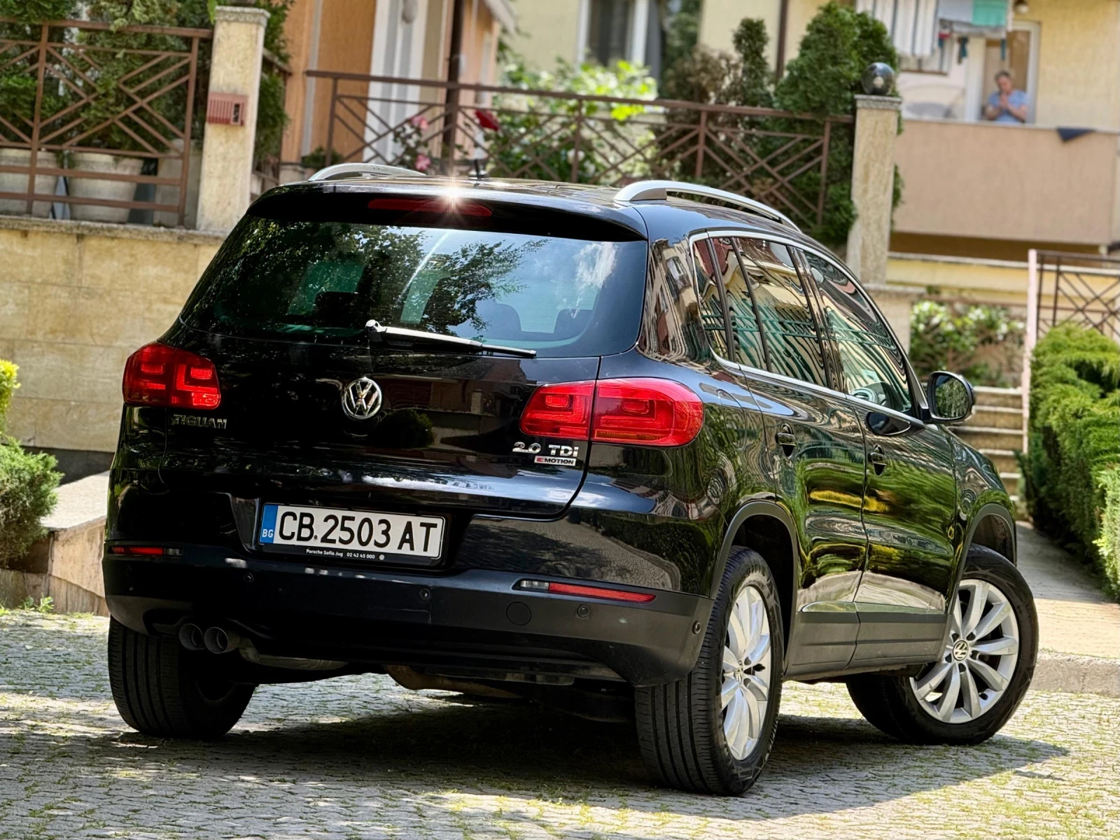 VW Tiguan 2.0TDI-4Motion / СЕРВИЗНА ИСТОРИЯ / 2Х Гуми , снимка 5 - Автомобили и джипове - 54835311