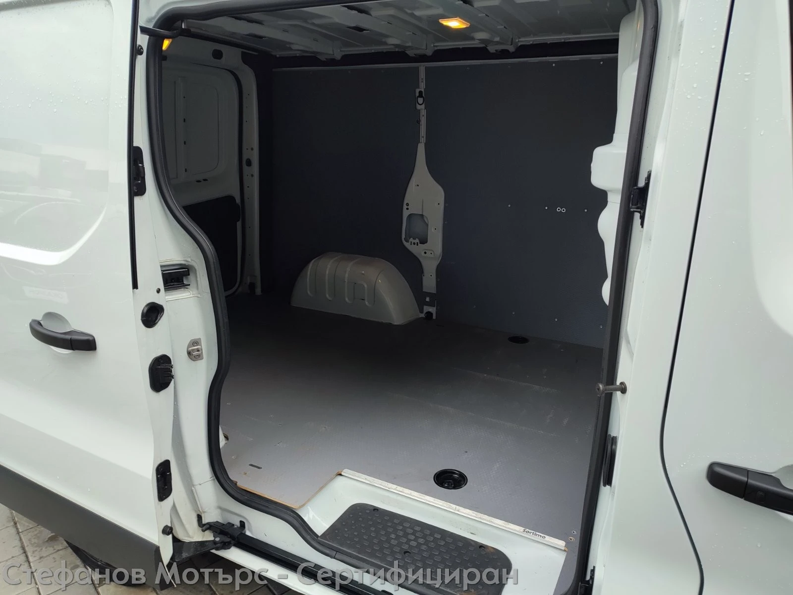 Renault Trafic L1H1 Komfort 2.0 dCi 145hp MT6, снимка 12 - Бусове и автобуси - 52563917