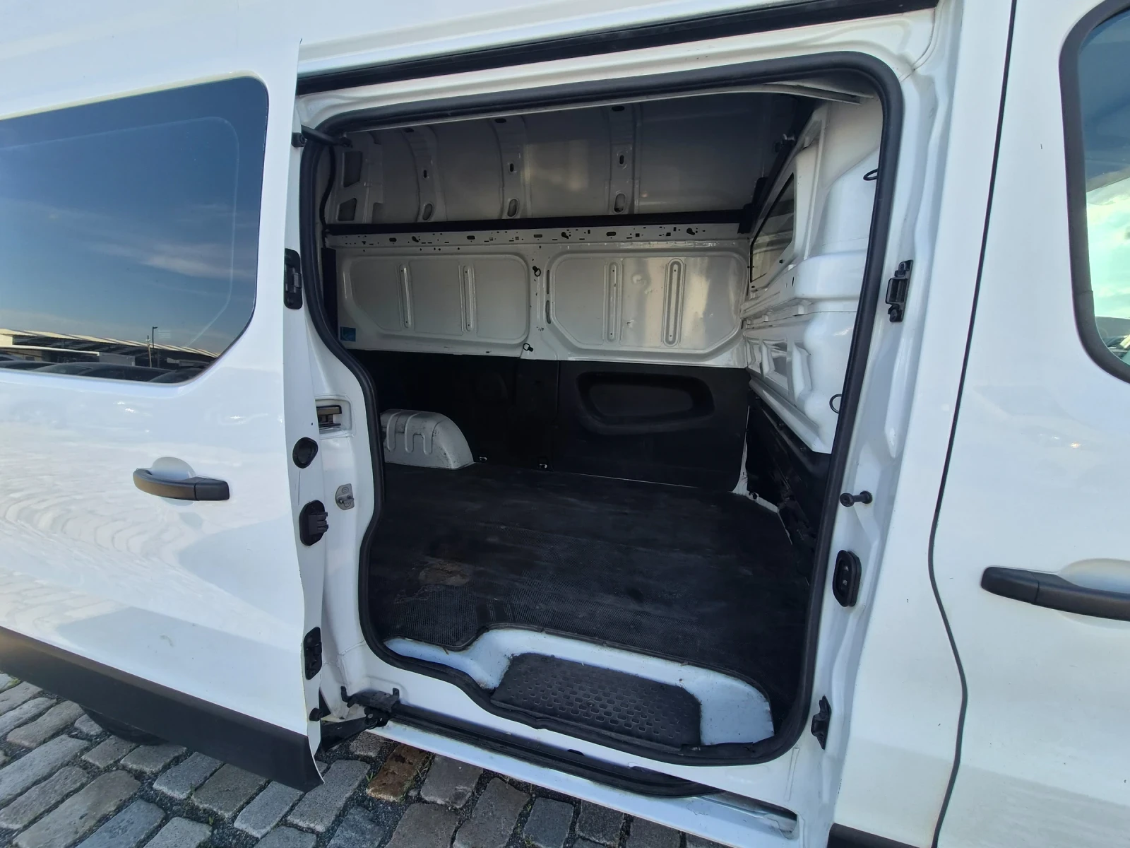 Opel Vivaro 1.6CDTI 146кс EU6B L2H2, снимка 12 - Бусове и автобуси - 54824411