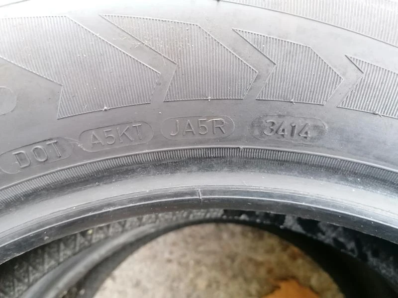 Гуми Зимни 215/60R17, снимка 5 - Гуми и джанти - 38476271