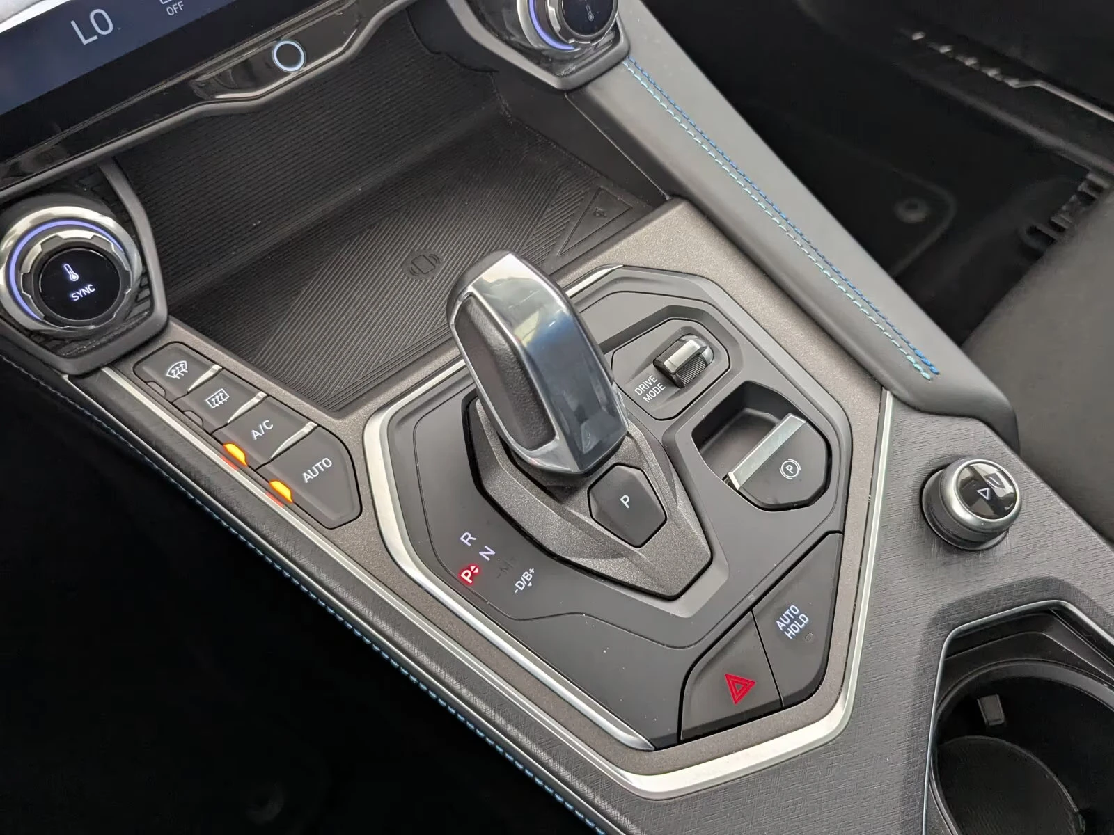 LynkCo 01 PHEV/261HP/PANO/360/MEMO/LED/KLESS/NAVI/343q | Mobile.bg � ����������� 12