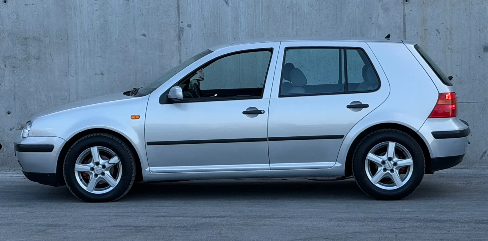 VW Golf 1.6i 101к.с * АВТОМАТИК* , снимка 7 - Автомобили и джипове - 55622723